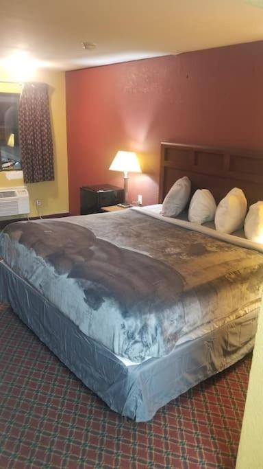 Hotel 2 Queens Hotel Room 130 Booking 스틸워트 외부 사진