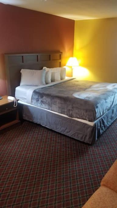 Hotel 2 Queens Hotel Room 130 Booking 스틸워트 외부 사진